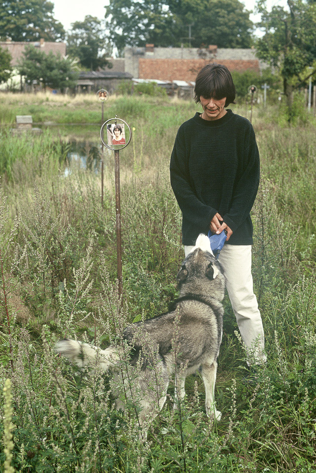 Teilnehmerin | Bewohnerin mit Husky, im Hintergrund ihr Schild. | 