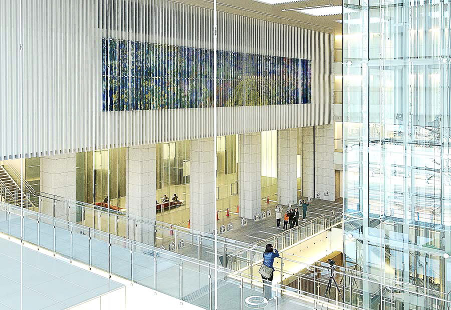 Mit einer Länge von 23 m und einer Höhe von 4 m hängt das Werk „Shikino inochi", grob übersetzt – Leben in vier Jahreszeiten –  im lichtdurchfluteten Atrium.  |  Nissay Gebäudes, Sapporo, Hokkaido.