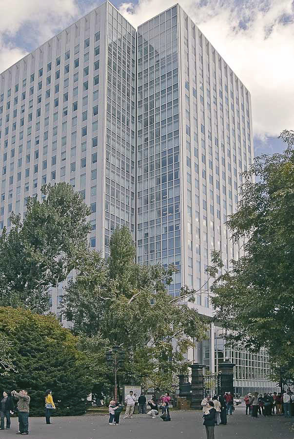 Das Geschäftsgebäude hat neunundzwanzig Stockwerke.  |  Wie viele der Geschäftsgebäude hat es eine Verbindung mit der U-Bahn.