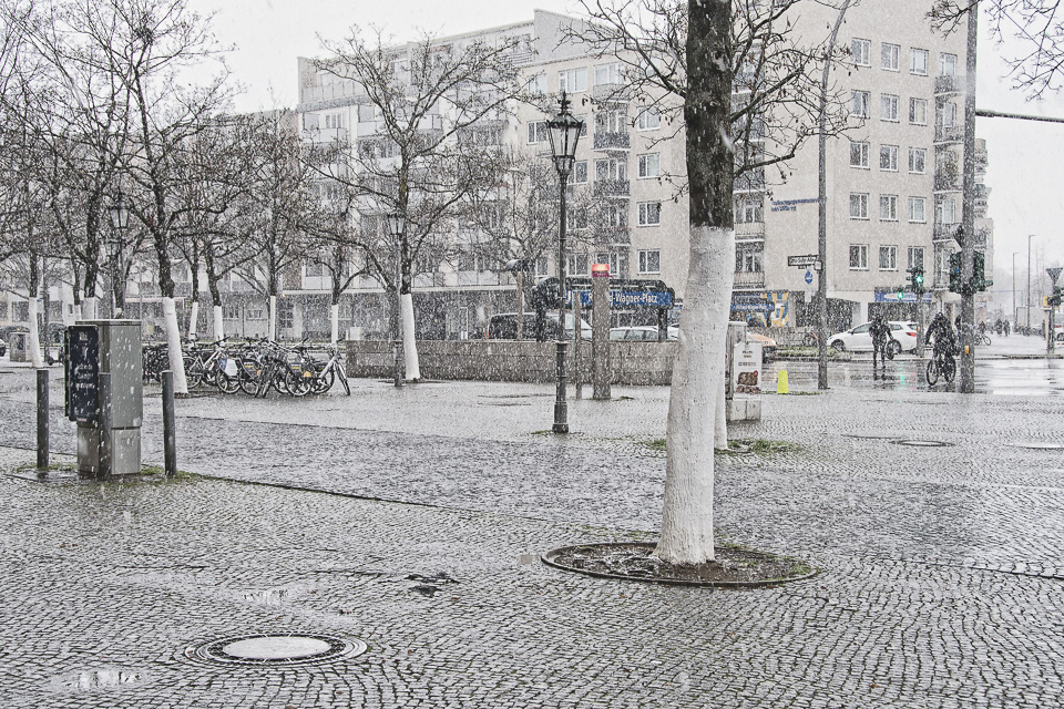 Richard-Wagner-Platz Anfang April 2021 | Minus 2 Grad, es schneit. | Am 31. März betrug die Temperatur plus 23 Grad.