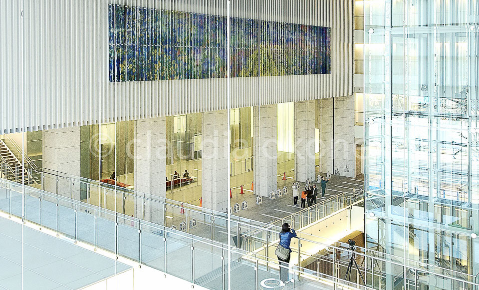Im Atrium des Nissay-Buildings, eines 29 stöckigen Geschäftsgebäudes in Sapporo, Hokkaido wurde das Kunstwerk installiert. Vier Jahre dauerte die Vorbereitung und Entwicklung. Mit seiner Gesamtgrösse von 115 qm hängt das Kunstwerks 10 m über dem Betrachter.  |  