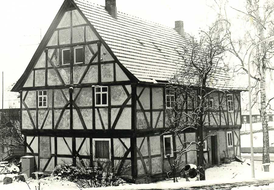 Das Fachwerkhaus | Die Gefache, meist noch aus Lehm und Stroh, sind relativ gut erhalten. | Die undichten Kastenfenster sind aus Kostengründen nicht mehr in der historischen Bauweise ersetzt worden.