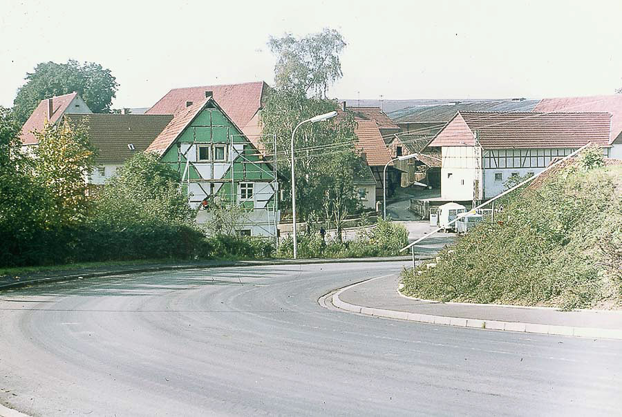 Das Haus in der Kurve | Fährt man von Göttingen in das Dorf Diemarden hinunter, fällt der erste Blick auf das grün-weiße Haus. | 