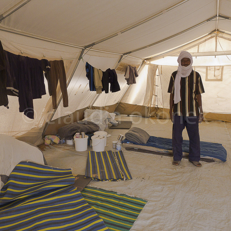 Vorübergehend ein Zuhause | Zelt eines Flüchtlings aus Libyen/Mali.  |  Aus Libyen geflohen, wartet dieser ehemalige Kamelhüter im Camp Choucha seit 5 Monaten auf Nachricht von seiner Frau und seinen zwei Kindern aus Mali. Die Hilfsorganisationen haben noch keine Lösung für seine Situation gefunden. So wartet er als einziger im Zelt übriggeblieben auf die Entscheidung über seine Zukunft.