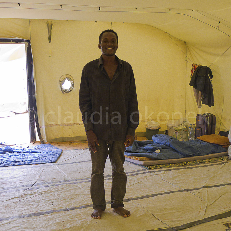 Flüchtlingszelt innen | Das Loch in der Zeltwand neben der Tür diente dazu Frischluft in das Zelt zu pumpen, wenn es voller Menschen ist.  |  Jetzt sind die Zelte fast leer. Im Oktober 2011 leben nur noch 3801 Flüchtlinge im Camp Choucha. Im Sommer waren es über 20.000 Menschen.