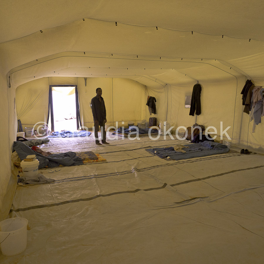 Flüchtlingszelt innen | Im Oktober 2011 leben nur noch 3801 Flüchtlinge im Camp Choucha.  |  Viele Zelte sind schon leer.