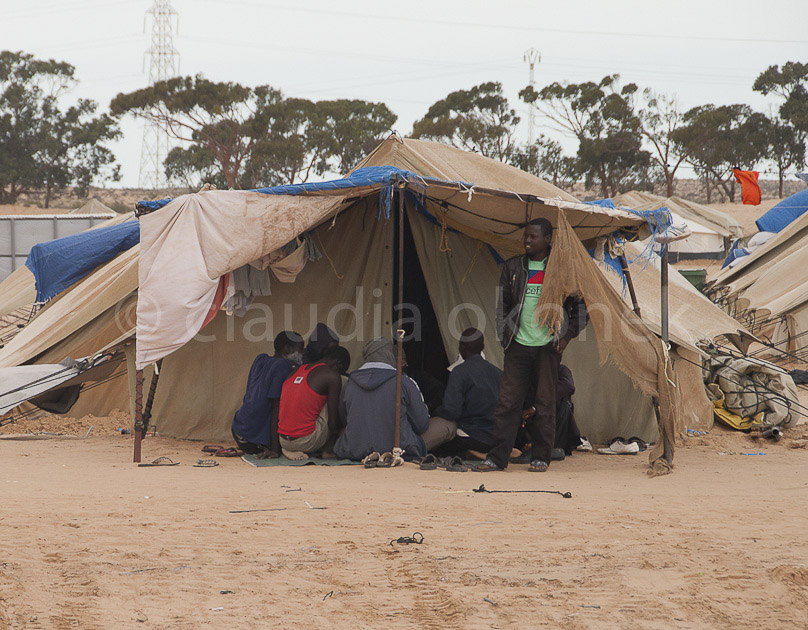 Zelt mit Fernseher | Wenn es einen Fernseher gibt wird das Zelt zum täglichen Versammlungsplatz. Die normaler Weise im Leben aktiven Menschen sind im Flüchtlingslager stark reglementiert und haben kaum Aufgaben.  |  