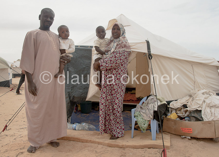 Choucha Camp, section Sudan | Flüchtlinge aus Libyen. Der Vater stammt aus Darfur/Sudan, die Mutter aus Libyen  |  Seit 6 Monaten lebt diese Flüchtlingsfamilie im Camp Choucha