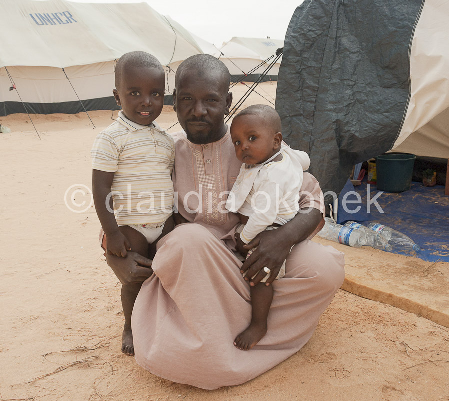 Choucha Camp, section Sudan | Flüchtlinge aus Libyen. Der Vater stammt aus Darfur/Sudan, die Mutter aus Libyen  |  Seit 6 Monaten lebt diese Flüchtlingsfamilie im Camp Choucha.

- This family lives since 6 month in Choucha Camp.