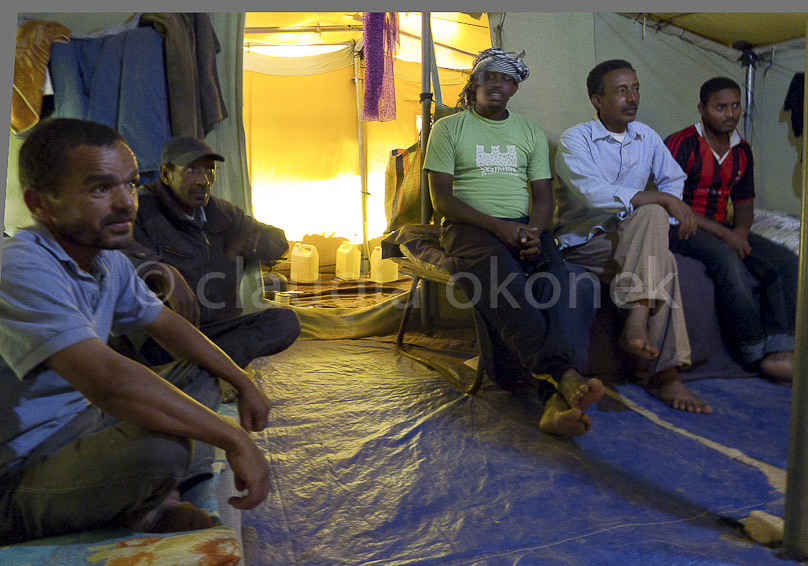 Flüchtlingszelt innen | Die meisten der Flüchtlinge in diesem Zelt kommen ursprünglich aus dem Sudan.  |  Sie leben im Camp Choucha seit 4 Monaten.