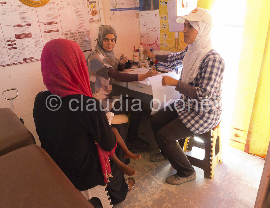 Beratung bei der UNFPA | Für viele der Frauen ist es ungewöhnlich über ihre Probleme oder Verhütung zu reden.  |  Tunesische Mitarbeiterinnen kümmern sich sensibel um mißhandelte Frauen und Kinder und u. a. um Verhütung und Geschlechtskrankheiten.