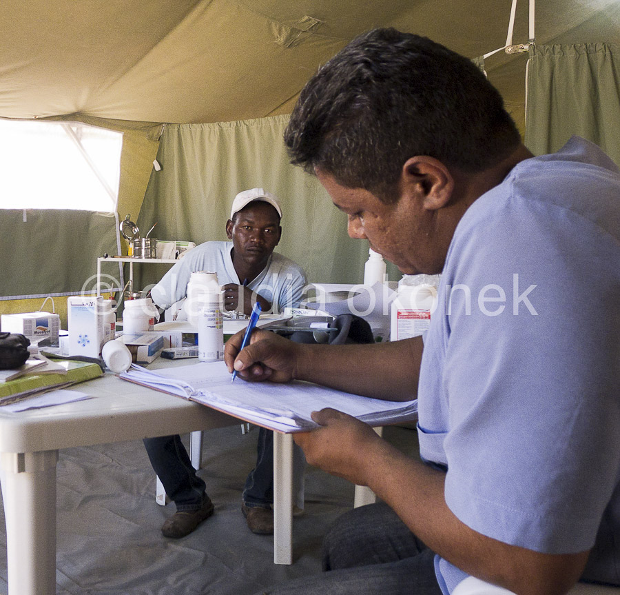 IMC help post, Choucha Camp | Das IMC arbeitet vorranging mit einheimischem Personal.  |  Helfer aus Ben Gardane macht Notizen im Zelt der International Medical Corps.