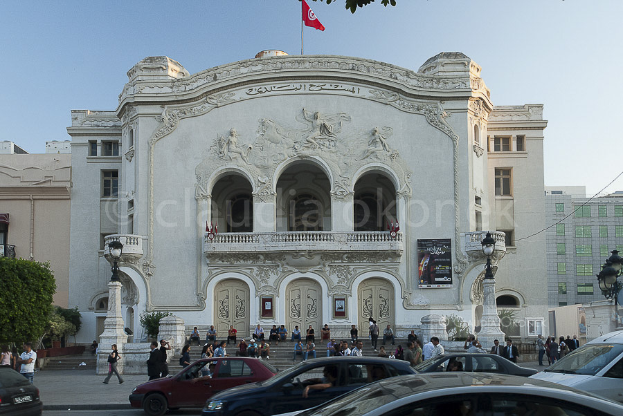 Das Theater | Das Theater auf der Av Habib Bourguiba, Tunis.  |  Das Theater ist Wahrzeichen der Kultur und Freiheit. Trotz massiven Protests der Bevölkerung wurden hier die Graffiti schnell wieder überstrichen.