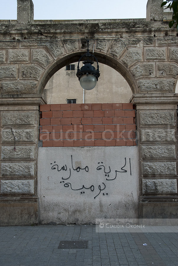 Port de France, Tunis | Graffiti auf dem zugemauerten Port de France, Rue de France, Tunis.  |  Graffiti: Gaddafi ist eine Gefahr für die Tunesische Revolution