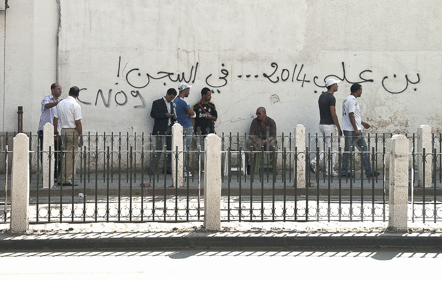 Wand der Banque de Tunisie | -Ben Ali wird anstatt bei seiner Wahl 2014 im Gefängnis sein-.  |  Graffiti in der Avenue Lyon , auf der  Wand einer Filiale der Banque de Tunisie.