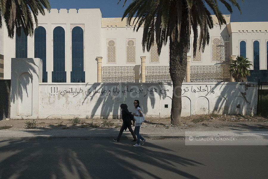 Cite de Culture | `Wir wollen Kultur, aber keine Staatskultur`.  |  Graffiti, Cite de Culture, Tunis, Oktober 2011, Strasse  Mohammed V, an der ehemaligen Residenz von Ben Ali.
