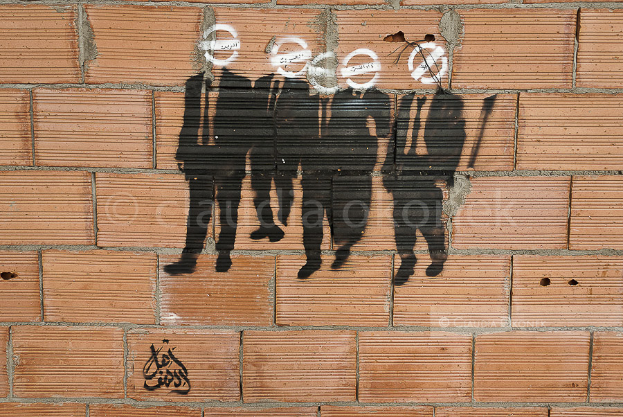 Rue de Paris, Tunis | Graffiti.  |  Die Figuren stehen wahrscheinlich für Ben Ali und seine Minister. Signatur: `die Einwohner von Redeyef`(Stadt der Phosphatproduktion).