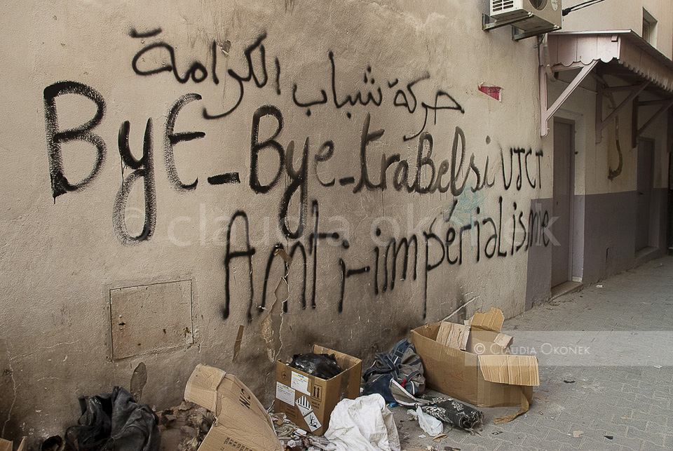 Medina, Tunis | In der Medina von Tunis. Leïla Ben Ali, geborene Trabelssi ist die Ehefrau des ehemaligen Präsidenten von Tunesien. Sie war u. a. für ihren großzügigen Lebensstil auf Kosten der Bevölkerung bekannt.  |  Mouvement jeunes pour la dignite, bye bye Trabelsi, UTCT, gegen den Imperialismus.