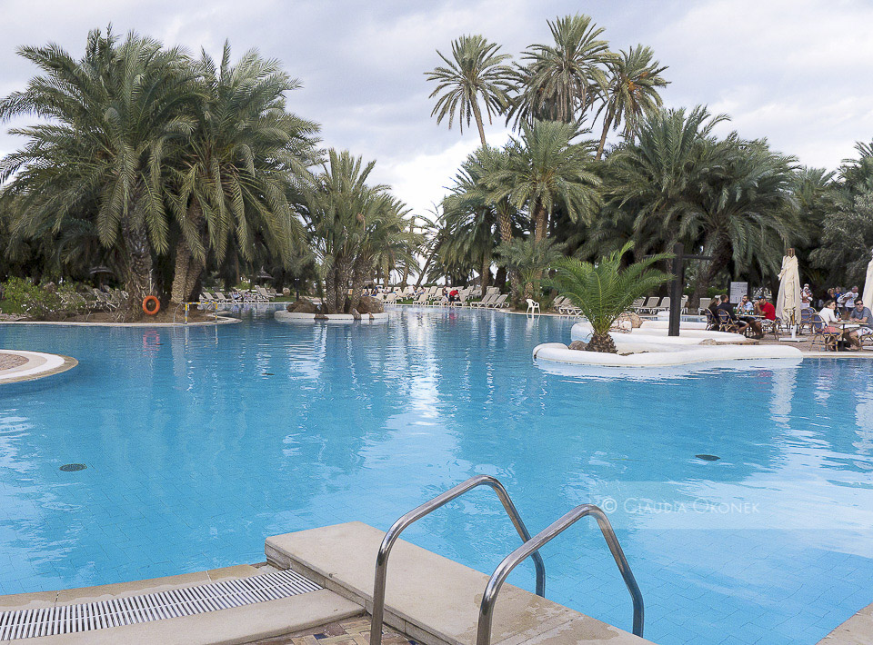Hotel Odyssee, Pool | 55 Kilometer von den Grenzlagern entfernt geniessen die Hotelgäste ungestört den warmen Herbst. | 
