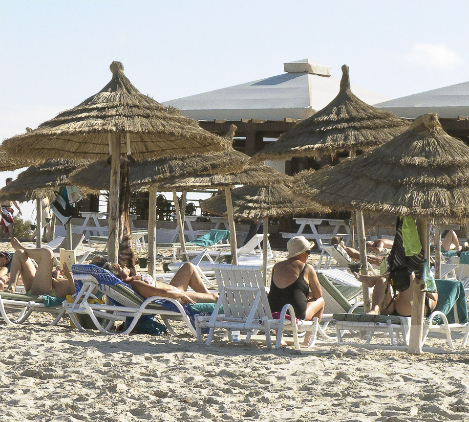 Strand von Djerba, Okt. 2011 | Im Oktober kann es im Süden Tunesiens noch 28 Grad warm werden. Regenschauer und Sturm sind nach ein paar Stunden vergessen. Die Touristen genießen in den geschützten Hotelanlagen ihren Urlaub. | 