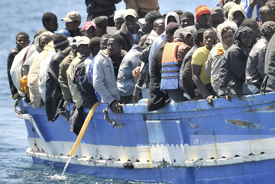 Boot mit Flüchtlingen(Bild Ullstein, Autor: Ettore Ferrari) | Immer seltener gelingt die gefährliche Flucht. EU-Innenminister reden seit vielen Jahren über die Flüchtlingswelle. | Flucht als politisches Druckmittel: Gaddafi bot Fluchtwilligen sein Land schon seit langem als Transitland mit Öffnung nach Europa an.