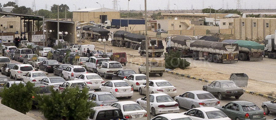 Am Grenzübergang nach Tunesien Ras Ajdir warten lange Autoschlangen auf die Einreise nach Tunesien |   |  Das tunesische Militär überwacht die Transitstrasse nach Libyen , sie führt am Choucha Camp vorbei bis zum Grenzübergang Ras Ajdir. Häufig kommt es hier zu Unruhen und Blockaden durch aufgebrachte Tunesier und Libyer.