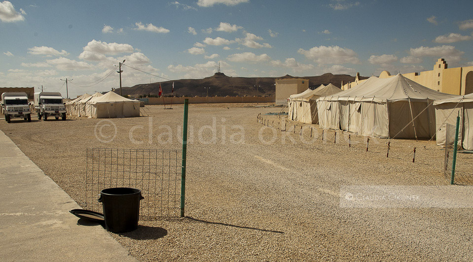 Unterkunft für 2500 Flüchtlinge im Sommer 2011 | Oktober 2011, die Zelte stehen jetzt leer, vom Militär bewacht und instand gehalten. Noch werden sie nicht abgebaut.  |  Mehr als 2500 Flüchtlinge lebten Mitte des Jahres auf dem Terrain dieses Sportstadions von Tataouine