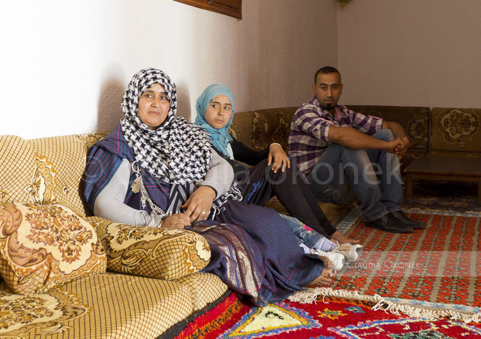 Tunesische Gastgeberfamilie aus Tataouine | Tunesische Gastfamilie. Die Libyschen Gäste sind nicht auf dem Bild. Sie wollen nicht, dass jemand ihren Aufenthaltsort kennt.  |  Noch heute (Oktober 2011) bieten tunesische Familien Flüchtlingen aus Libyen Unterkunft und Verpflegung. Nur Mitglieder der tunesischen Familie darf ich fotografieren.