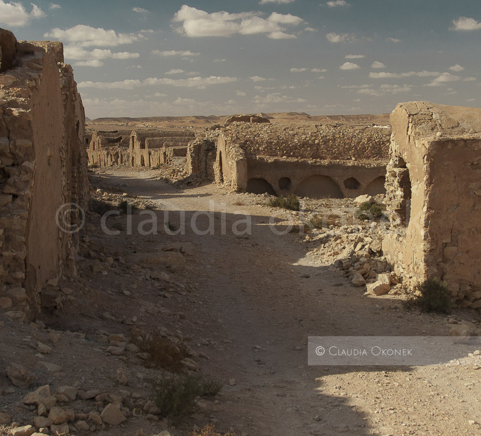 Tataouine, verlassene Ghorfas | Tataouine, verlassene Vorratsspeicher.  |  Etwas ausserhalb der Stadt liegen die ehemaligen Vorratsspeicher, Ghorfas