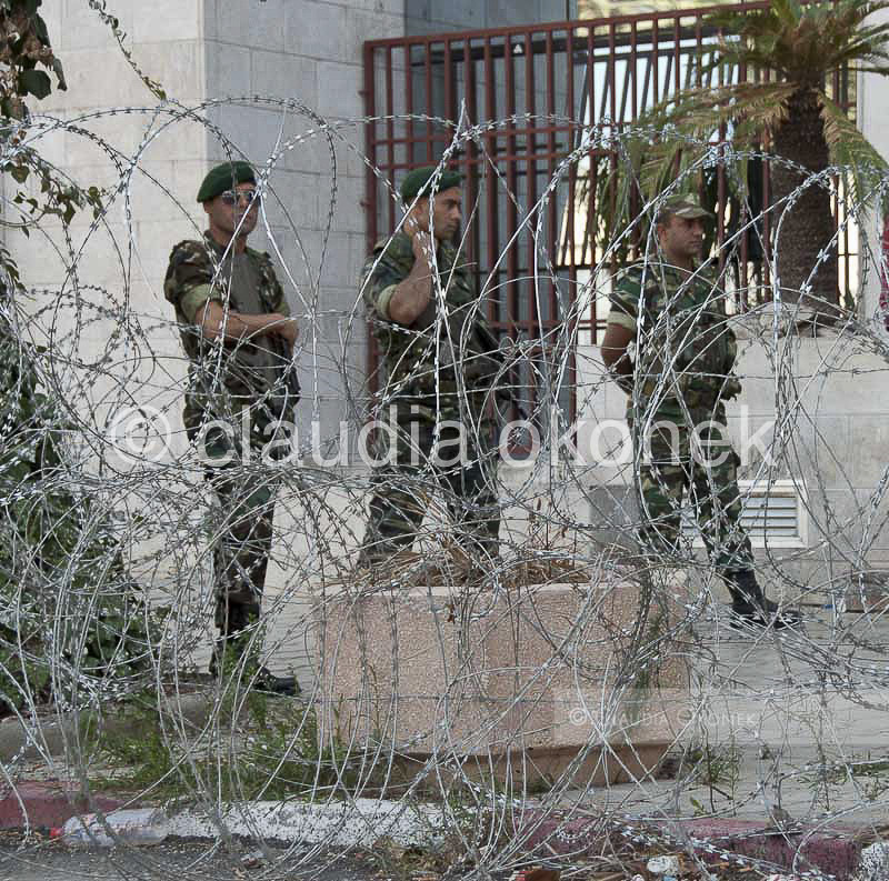 Tunis, Libysche Botschaft | Die Stimmung ist angespannt aber freundlich. Keine Kontrollen im Inneren des Gebäudes. | Jedes "gefährdete" Gebäude wird zur Zeit durch das tunesische Militär und die Polizei gesichert. Die Stimmung ist angespannt aber freundlich. Keine Kontrollen im inneren des Gebäudes.