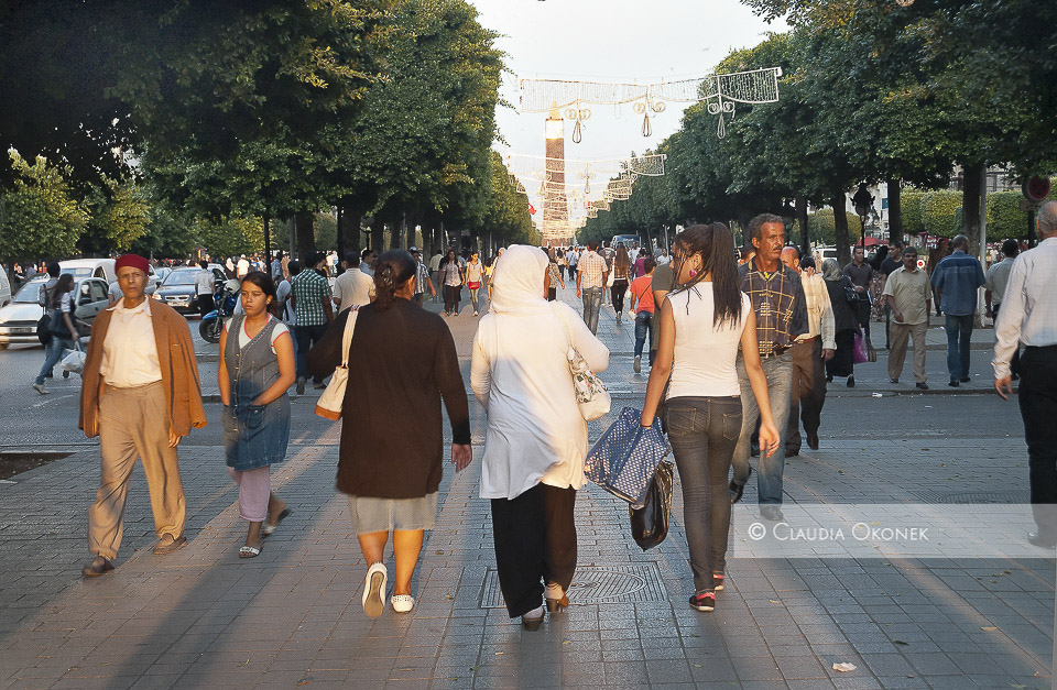 Fussgänger am späten Nachmittag | Av  Habib Bourguiba, Tunis | 