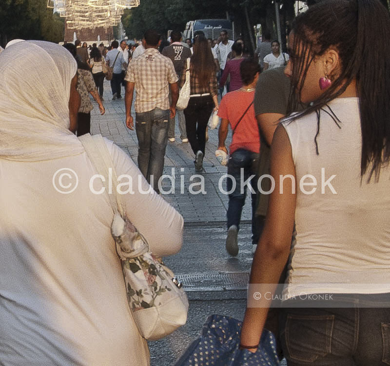 Av Habib Bourguiba | Fussgänger auf der Av  Habib Bourguiba, Tunis | Pedestrians walk along Avenue Bourguiba in Tunis, Tunisia, 2011-10-03