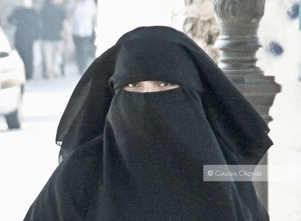 Die Burka | Frau mit Burka, Av Habib Bourghiba | Das Tragen der Burka ist neu im Strassenbild von Tunis. Unter Ben Ali war sie verboten