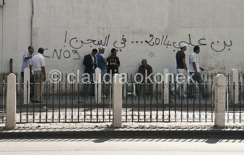 Graffiti auf der  Wand der Banque de Tunisie | -Ben Ali wird anstatt bei seiner Wahl 2014 im Gefängnis sein- | Graffiti in der Avenue Lyon , auf der  Wand der Banque de Tunisie     
-Ben Ali on his election in 2014 will be in prison instead-.  Graffiti in Avenue Lyon near the district of Lafayette.