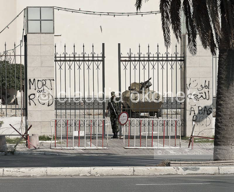 "Tod der Regierungspartei RCD" | Graffiti in Tunis an der ehemaligen Residenz von Ben Ali, Okt 2011. Strasse  Mohammed V. | "Death for the RCD", entrance to the former residence of Ben Ali, Oktober 2011.