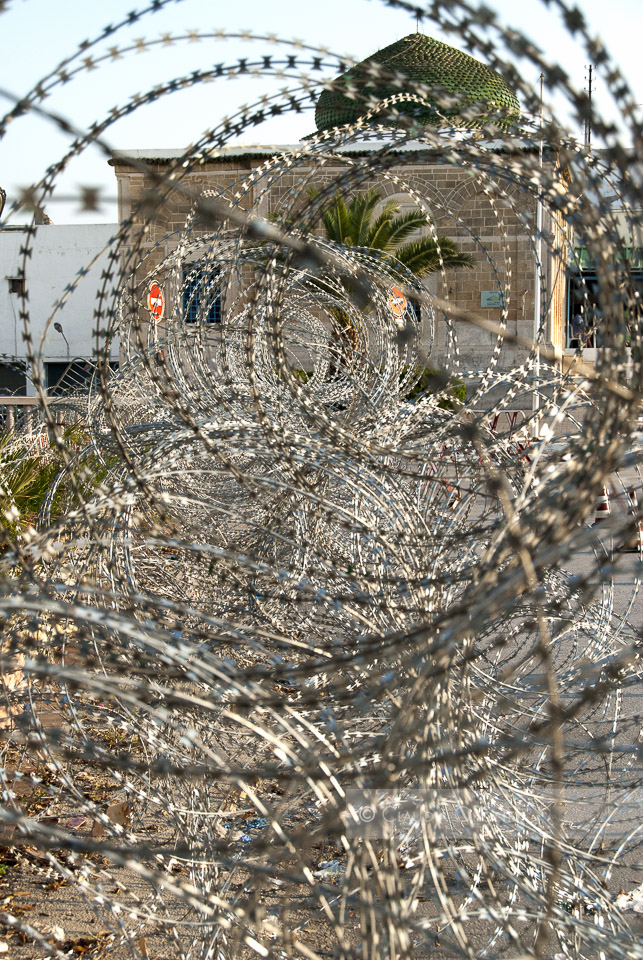 Am Finanzministerum, Tunis | "Gefährdete Gebäude und Plätze" werden weiträumig abgesperrt. | Gelände in der Nähe Finanzministerums.