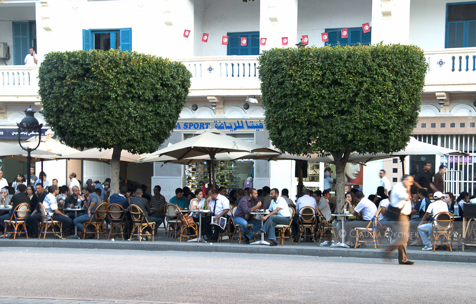 Av Habib Bourguiba | Cafe am Nachmittag.  Avenue Habib Bourguiba. | Hier wurden die Bäume erstmals wieder in Form geschnitten.