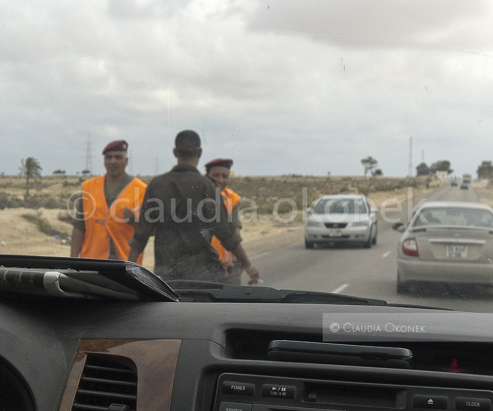 Das tunesische Militär überwacht die Transitstrasse nach Libyen, sie führt am Choucha Camp vorbei bis zum Grenzübergang Ras Ajdir. Immer wieder kommt es hier zu Unruhen und Blockaden durch aufgebrachte Tunesier, Libyer und Bewohner des  Lagers. Wenig dringt davon an die Öffientlichkeit.