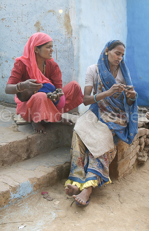 Frauen bei der Arbeit | Zwei Frauen bei der Hausarbeit. Dieses Slumviertel wird durch eine Organisation betreut. Es wird von den Bewohnern sehr gepflegt, die Wände sind verziert und farbig gestrichen.  |  