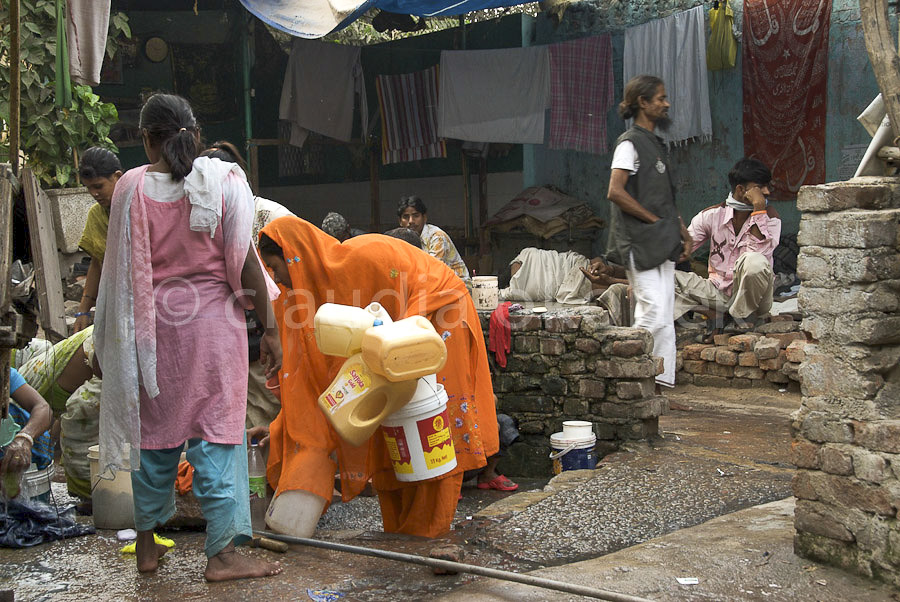 Wasserversorgung  INA Colony, New Delhi | Wasserversorgung in der hauptsächlich von Muslimen bewohnten INA Colony in New Delhi.  |  Hier gibt es eine öffentliche Wasserleitung. Alle Frauen holen hier für ihre Familien das tägliche Wasser zum Kochen und Waschen.