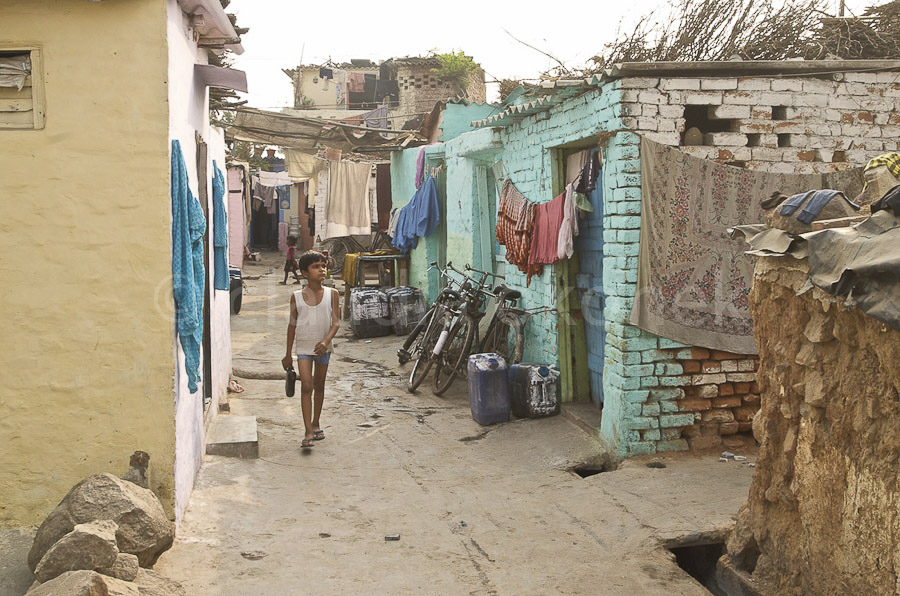 Strasse im Slumviertel | In diesem Slum sind die meisten Wege betoniert, die Abwasserkanäle auf den Hauptwegen sind abgedeckt.  |  
