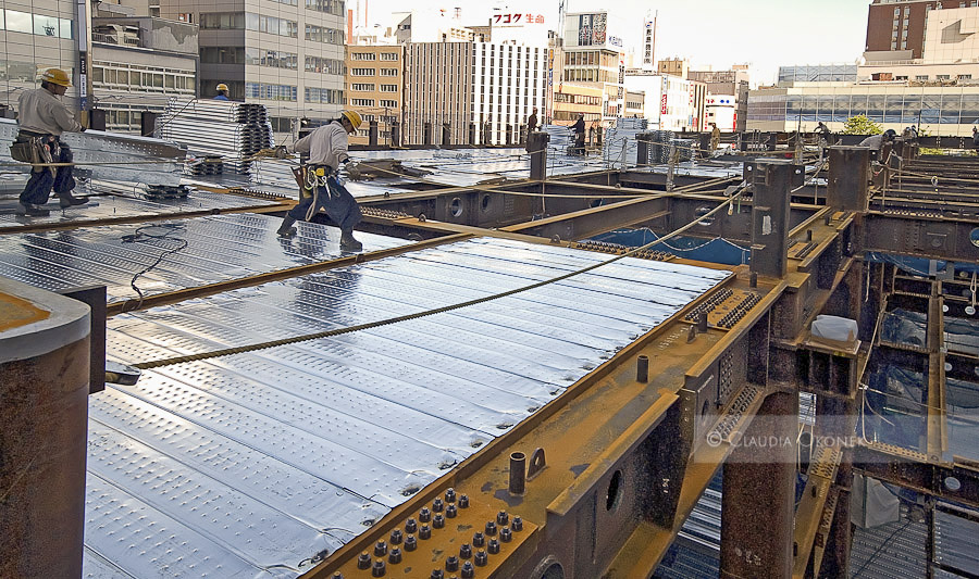 Nissay Gebäude, Sapporo | Zweiter und letzter Bauabschnitt. | Auf das fünfte Stockwerk des Atriums des Nissay Gebäudes wird die Abdeckung aus Aluminium gelegt.