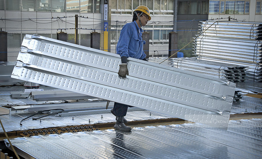 Bauarbeiter |  | Der Kran hat neue Stahlplatten nach oben gebracht, sie werden nummeriert und verteilt.